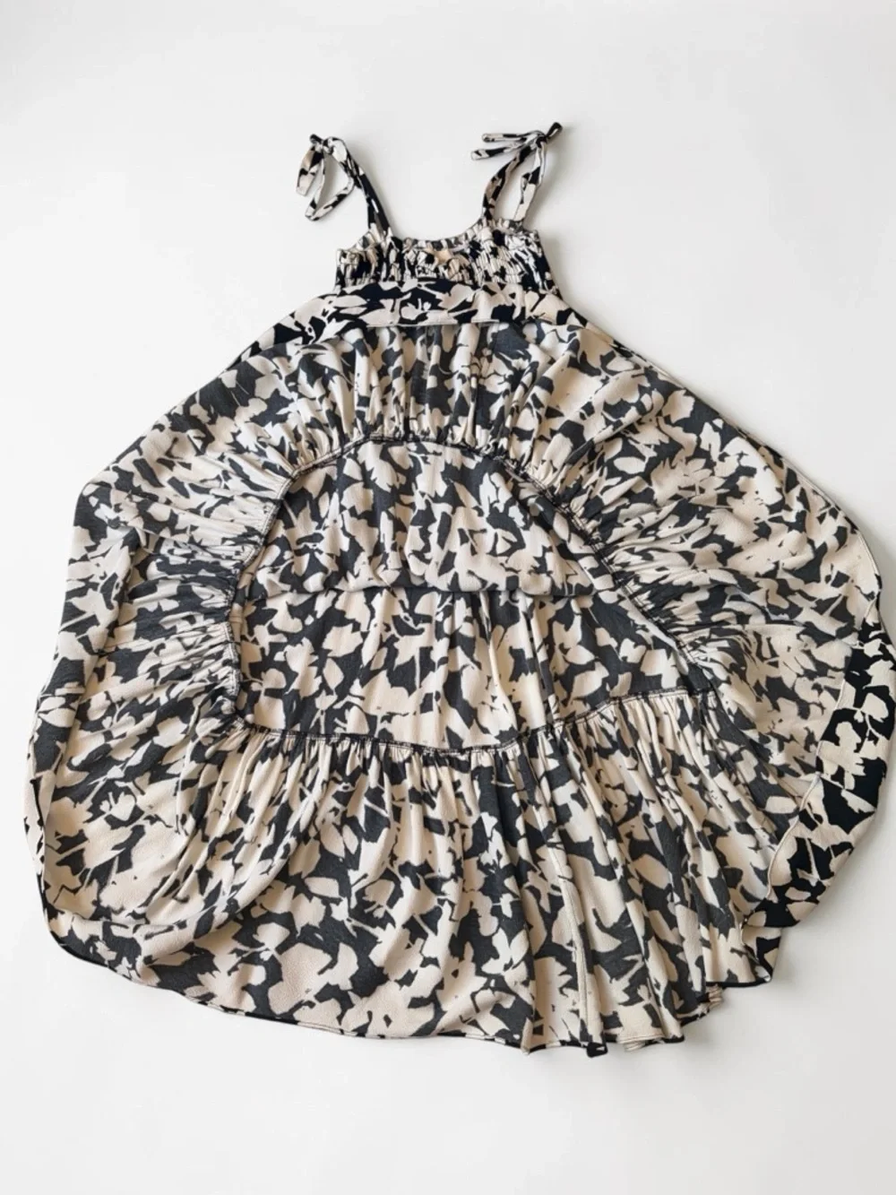 Kate Spade Black and White Crepe Floral Smocked Midi Dress Tiered Strappy Sz 10